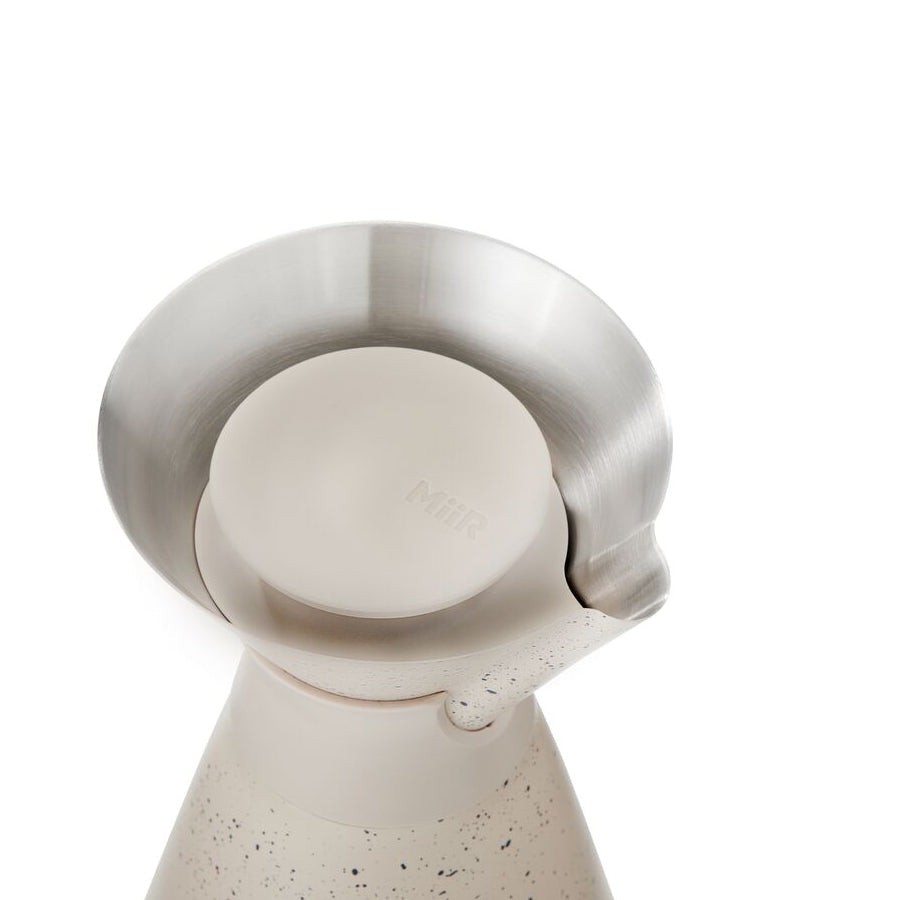 new-standard-carafe-b6 WebPDP-33oz_New_Standard_Carafe_Desert_Tan_Speckle_Studio__CAR1SVOS224_45_Lid_On.jpg